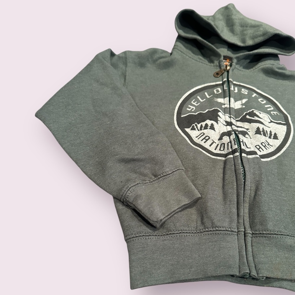 Kids Forest Green Zip Front Hoodie with Yellowstone National Park Graphic Sz 6/8 - Picture 2 of 6